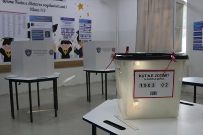 Kosova'da düzenlenen erken genel seçimlerde oy kullanma işlemi başladı