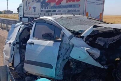 Mardin'de hafif ticari araç bariyerlere çarptı: Bir ölü 2 yaralı