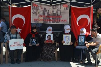 Muş'ta evlatlarına kavuşmak isteyen aileler, DEM Parti önündeki eylemlerini sürdürdü