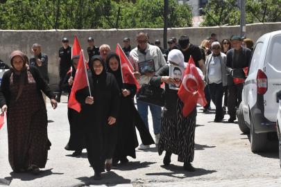 Vanlı aileler DEM Parti binası önündeki "evlat nöbeti"ni sürdürdü