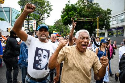 Venezuela'da onlarca kişi ABD Büyükelçiliğine yürüyerek "özgür seçim" talep etti
