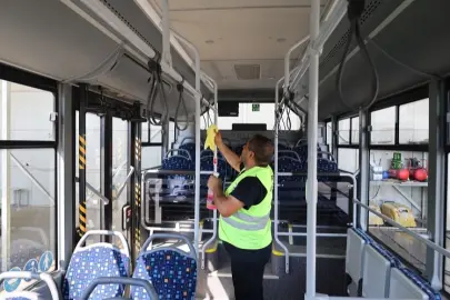 Hatay Büyükşehir toplu taşıma araçlarını temizliyor