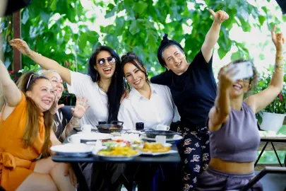 Asena arkadaşlarıyla klip çekti
