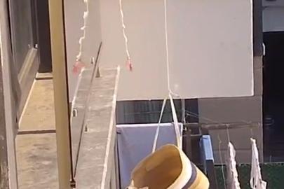 Klima ünitesinde mahsur kalan kediyi plaj çantasıyla kurtardı