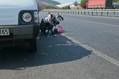 Park halindeki kamyonete çarpan motosiklet sürücüsü yaralandı