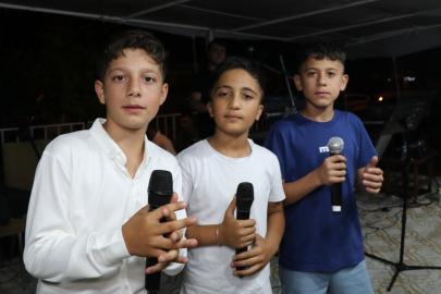 Üç kafadar sesleriyle sahnenin tozunu aldı
