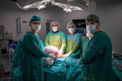 Karın ağrısı ve şişkinlikle başvurdu 15 kilogramlık kitle çıkarıldı