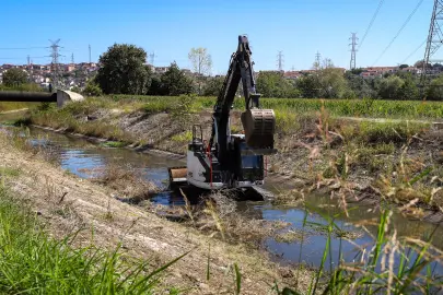 Sakarya Çark Deresi’nde rutin temizlik