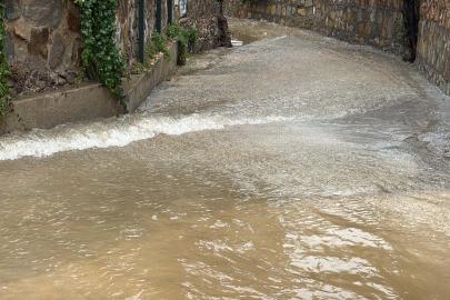 Bodrum’da sağanak; cadde ve sokaklar göle döndü, araçlar yolda kaldı (3)