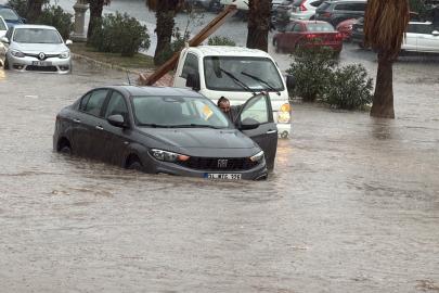 Bodrum’da sağanak; cadde ve sokaklar göle döndü, araçlar yolda kaldı