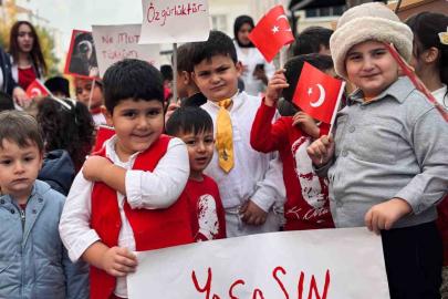 Kars’ta minik yüreklerin Cumhuriyet coşkusu sokaklara taştı